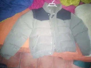 Plumas John Smith con gorro