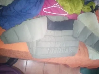 Plumas John Smith con gorro