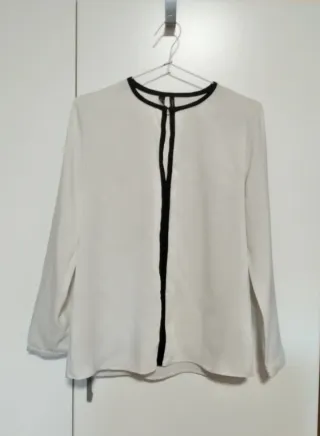 Blusa Mango blanca con ribete negro