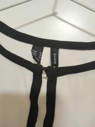 Blusa Mango blanca con ribete negro