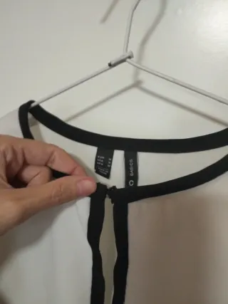 Blusa Mango blanca con ribete negro