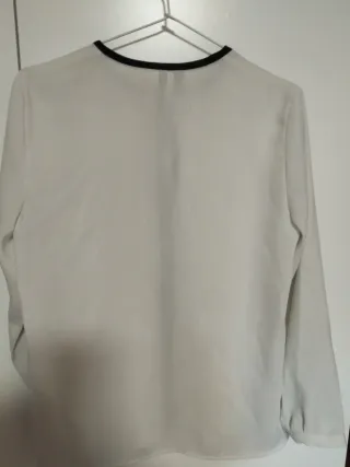 Blusa Mango blanca con ribete negro