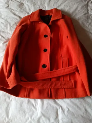 Abrigo coral con cinturón