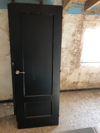 Puerta interior negra