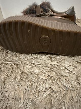 Tenis dorados con peluche multicolor