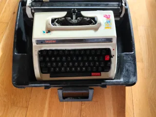 Máquina d escribir Brother Deluxe 1613 con maletin