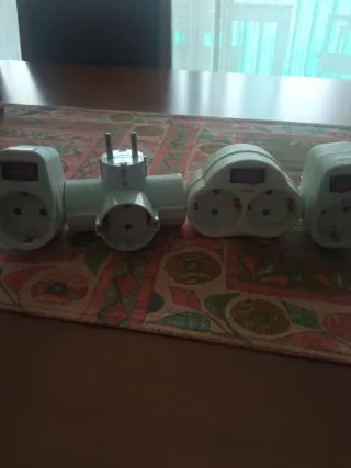 4 Adaptadores Enchufe con Interruptor. 5 € todos