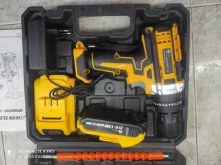 Taladro a batería con maletín y accesorios