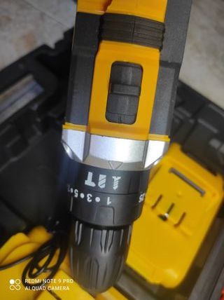 Taladro a batería con maletín y accesorios