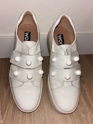 Zapatillas de charol blancas con adornos