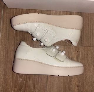 Zapatillas de charol blancas con adornos