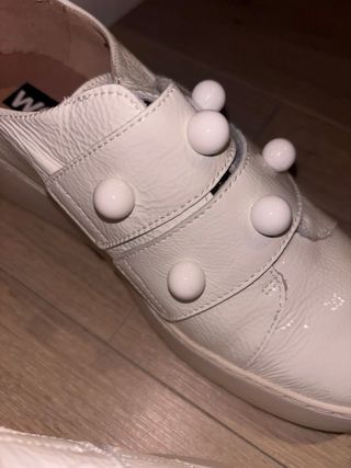 Zapatillas de charol blancas con adornos