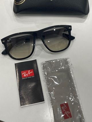 Occhiali da sole Ray-Ban neri e marroni