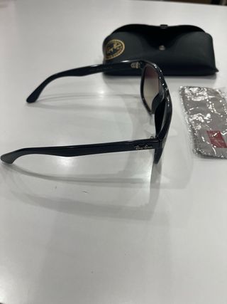 Occhiali da sole Ray-Ban neri e marroni