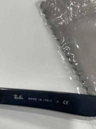 Occhiali da sole Ray-Ban neri e marroni