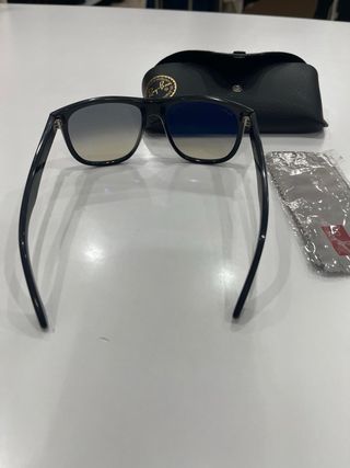 Occhiali da sole Ray-Ban neri e marroni