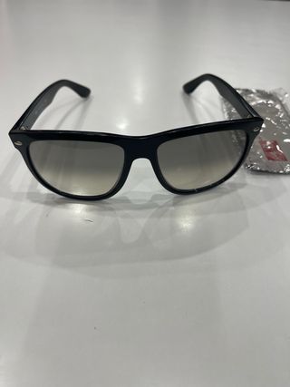 Occhiali da sole Ray-Ban neri e marroni