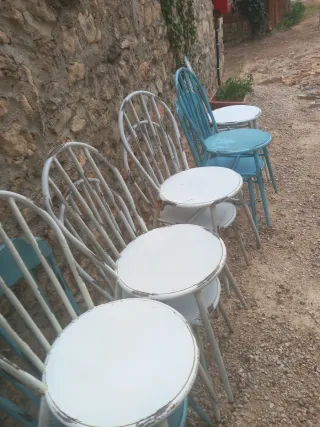 Seggiole in ferro vintage blu e bianco, totali 15