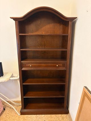 Muebles clásicos y antiguos de madera y cristal