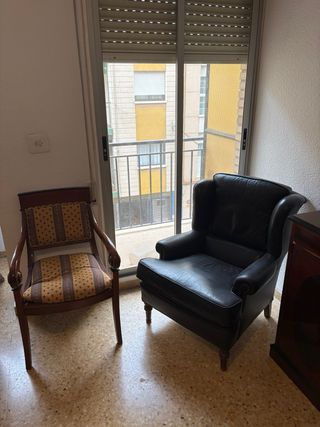 Muebles clásicos y antiguos de madera y cristal