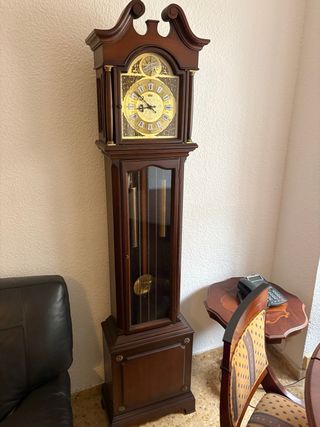 Muebles clásicos y antiguos de madera y cristal