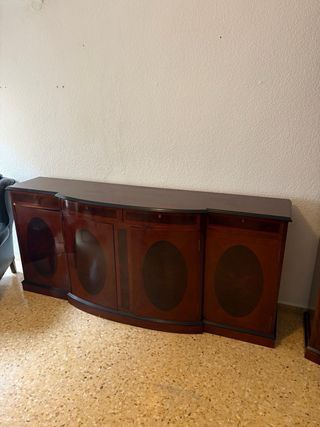 Muebles clásicos y antiguos de madera y cristal