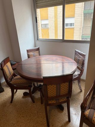 Muebles clásicos y antiguos de madera y cristal