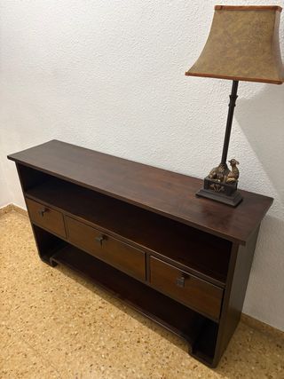 Muebles clásicos y antiguos de madera y cristal