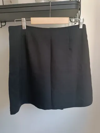 Falda negra con cinturón y hebillas