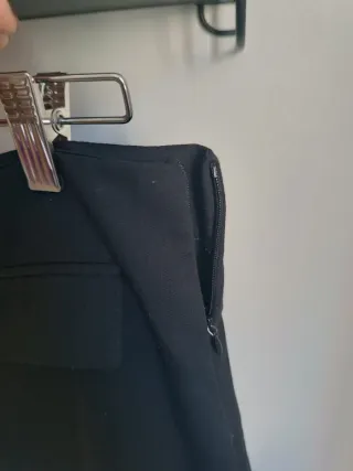 Falda negra con cinturón y hebillas