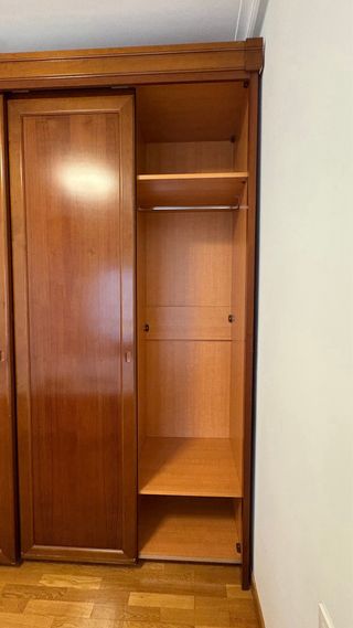 Armario de madera marrón