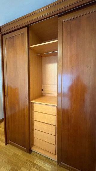 Armario de madera marrón