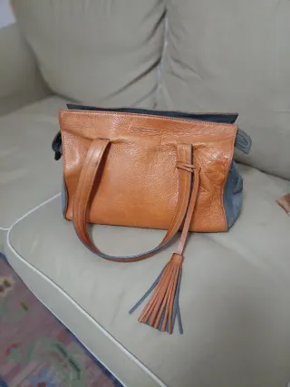 Bolso de piel marrón y gris