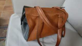 Bolso de piel marrón y gris