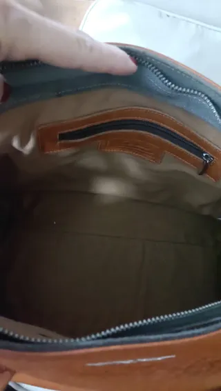 Bolso de piel marrón y gris