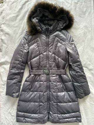 Abrigo plumífero gris con capucha y pelo natural