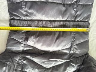 Abrigo plumífero gris con capucha y pelo natural