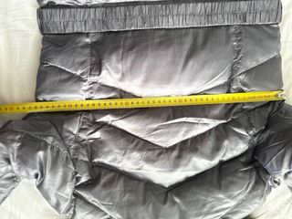 Abrigo plumífero gris con capucha y pelo natural