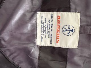 Abrigo plumífero gris con capucha y pelo natural