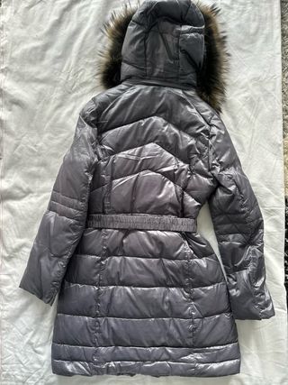 Abrigo plumífero gris con capucha y pelo natural