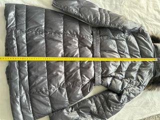 Abrigo plumífero gris con capucha y pelo natural