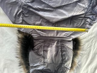 Abrigo plumífero gris con capucha y pelo natural