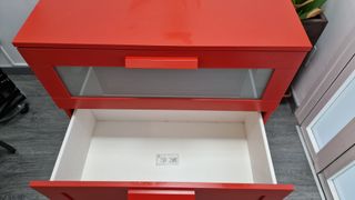 Cómoda IKEA Brimnes Roja