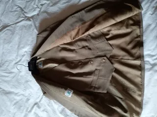 Traje de chaqueta pantalón para mujer beige.
