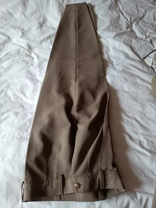Traje de chaqueta pantalón para mujer beige.