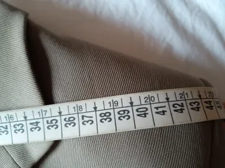 Traje de chaqueta pantalón para mujer beige.