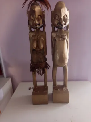 Estatuetas de madeira douradas