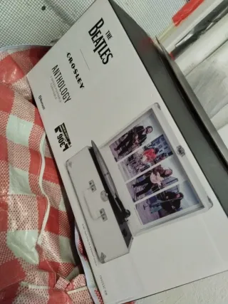 Tocadiscos The Beatles Anthology en caja vea fotos