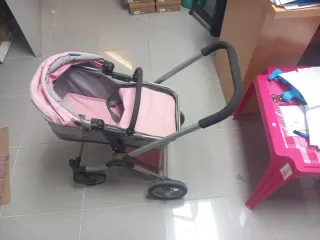 Carrito de bebé de juguete rosa
