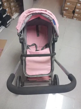 Carrito de bebé de juguete rosa